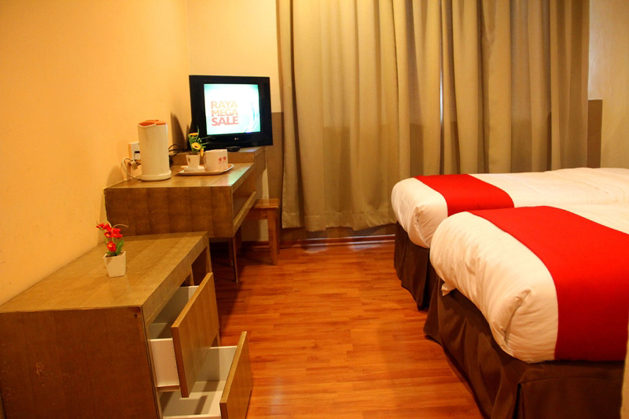 Hotel Ninety Six Raya